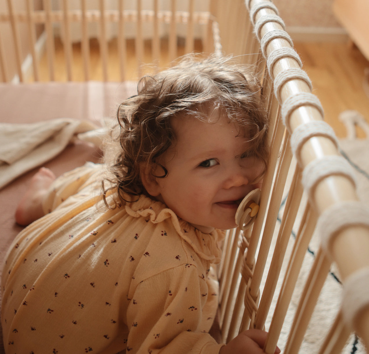 Kinderbett aus Rattan mit Pflanze und Baby