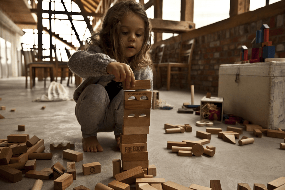 Natürliche Holzbausteine im Sack