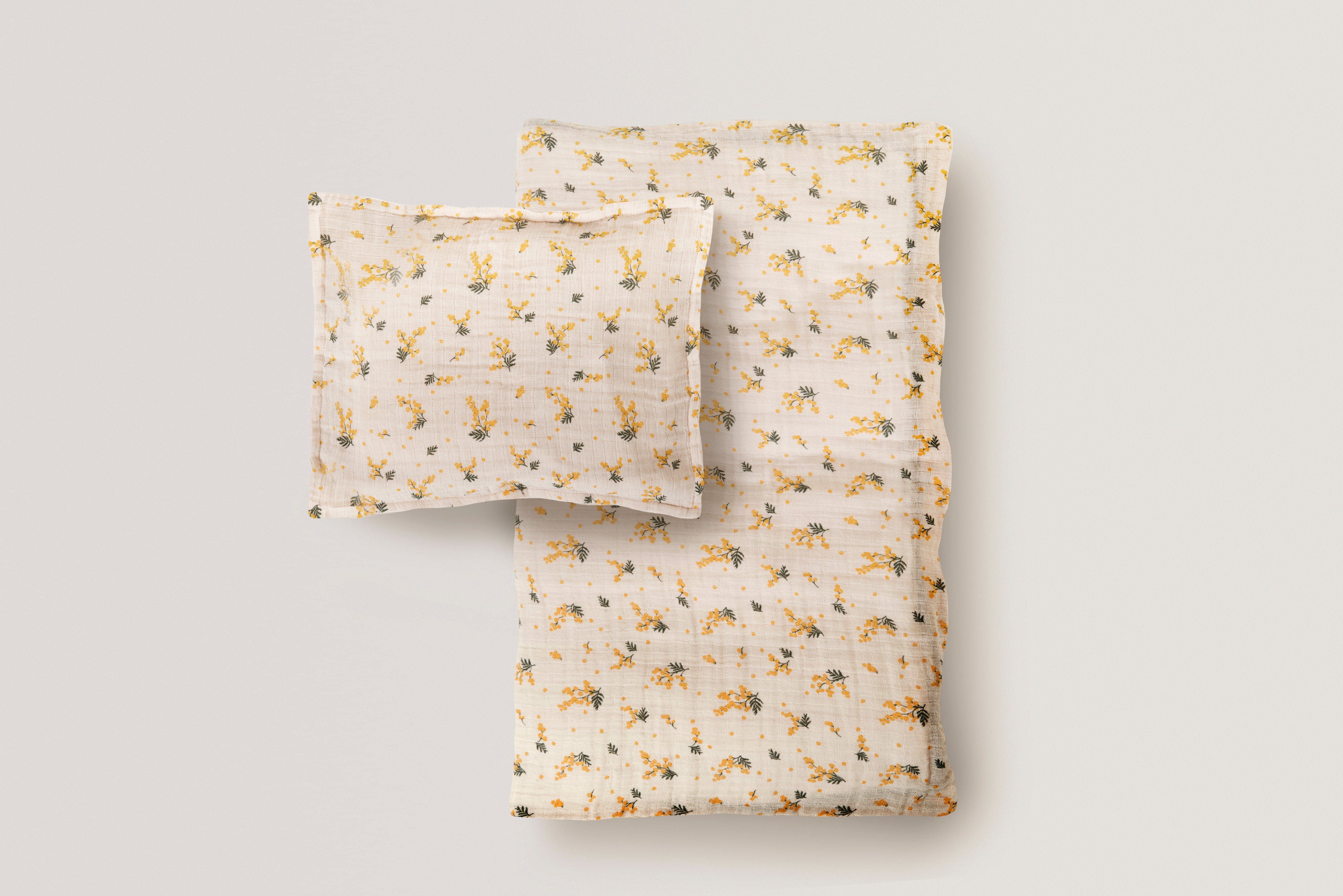 Baby bed linen with mimosa pattern