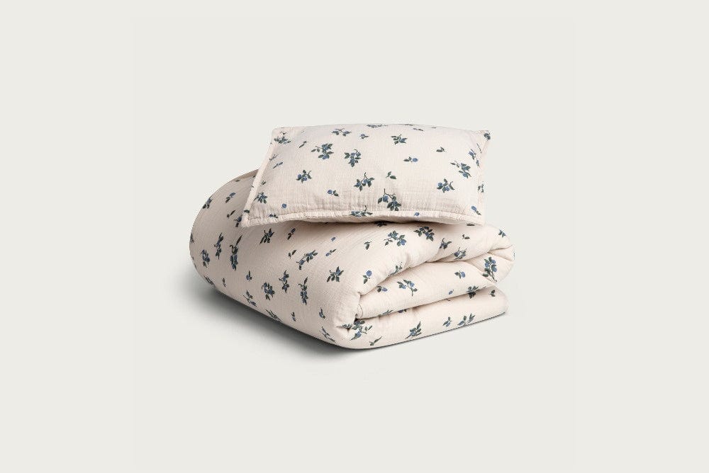 Folded cotton bedding with blueberry pattern 