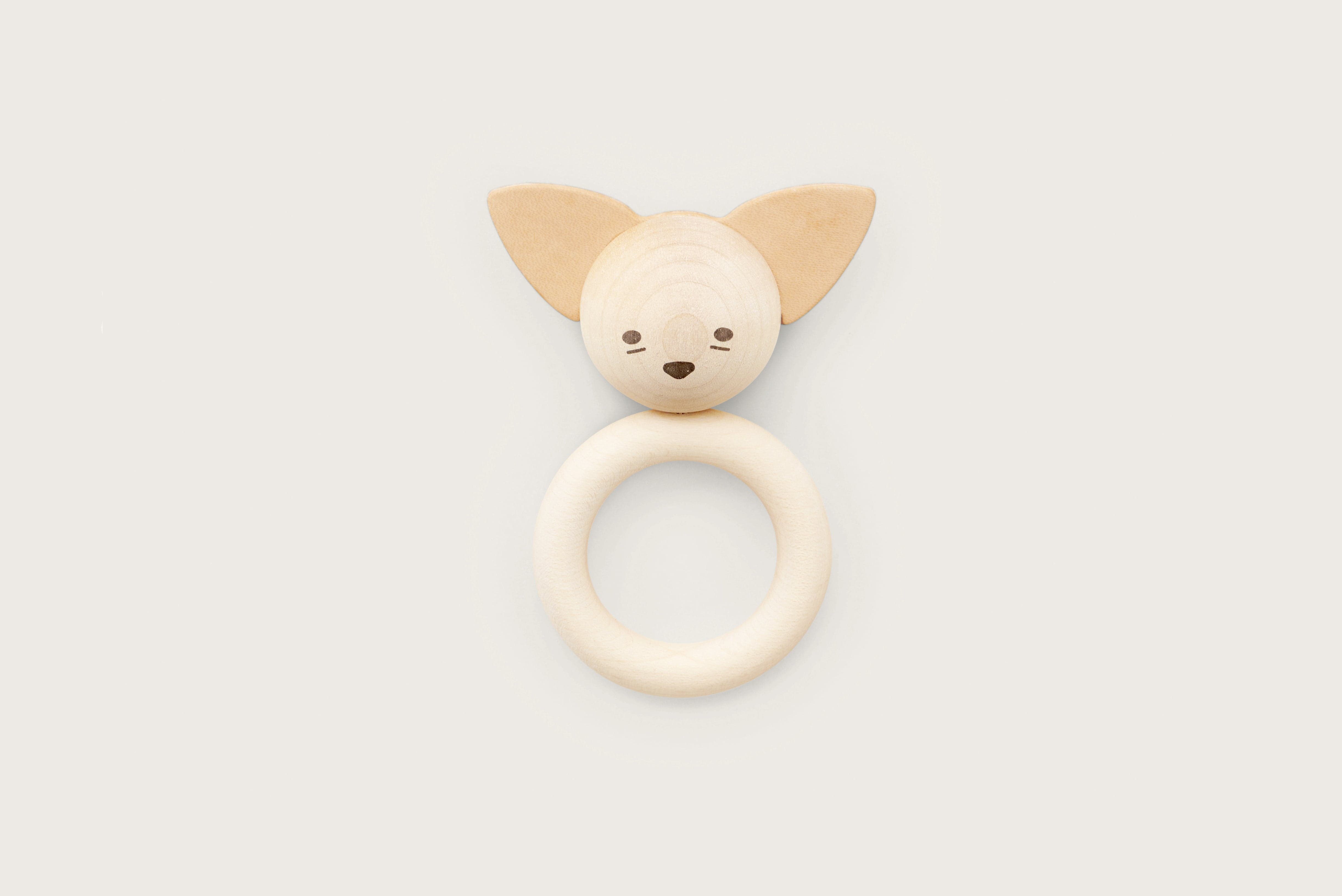 Fuchs Beißring aus naturbelassenem Holz und Leder. Wooden Teeth Soother with leather